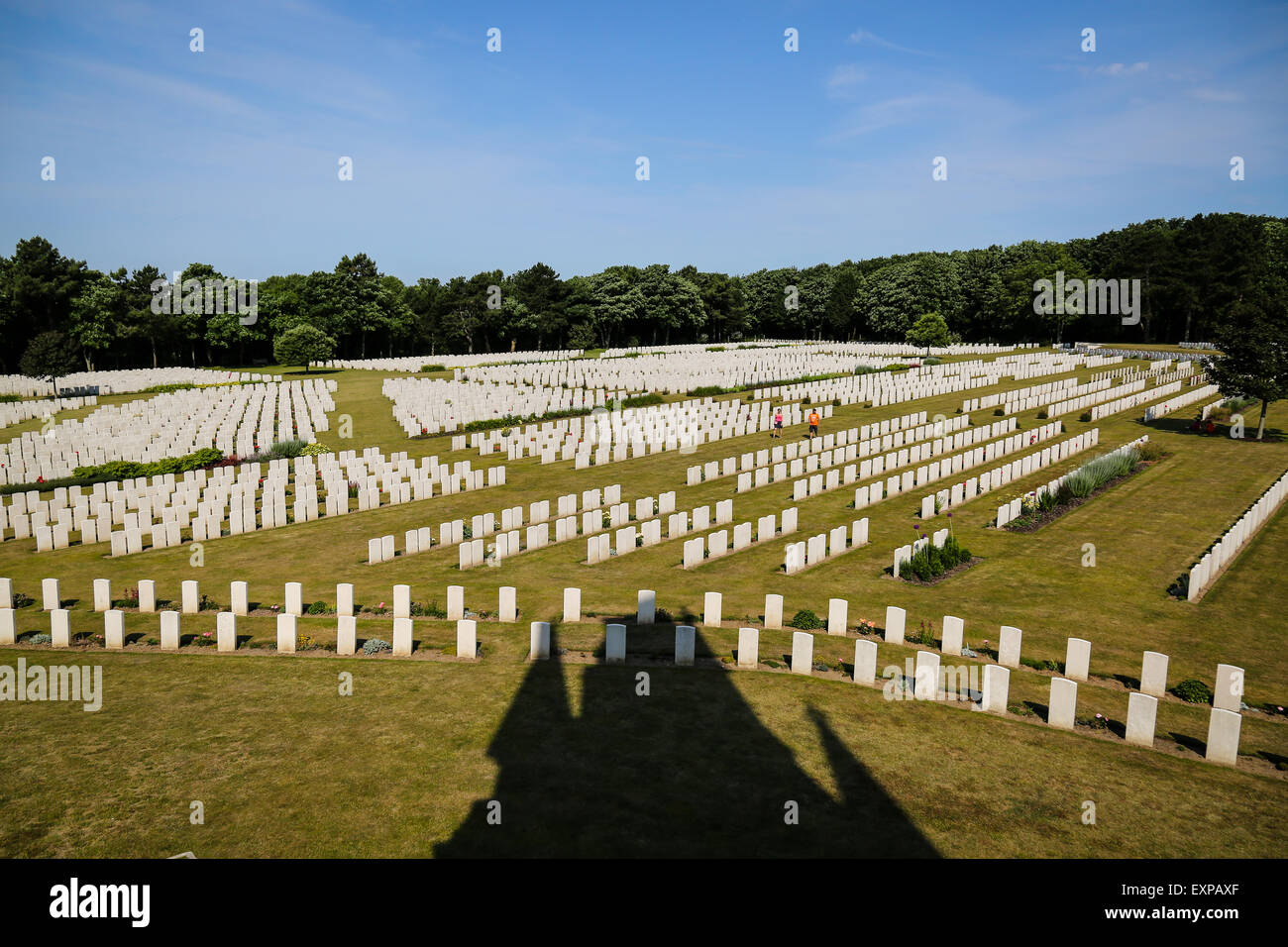 Tausende von Gräbern im Schatten des Edgar Lutyens Krieg Denkmal in Etaples Militärfriedhof in Nordfrankreich Stockfoto