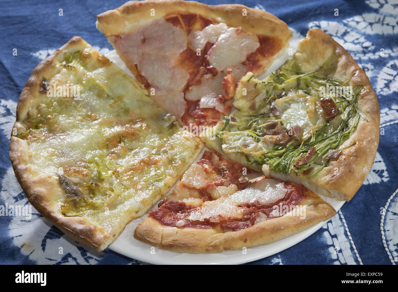 echte italienische Handwerker Pizza mit vier Keile handgemachte Pizza Stockfoto