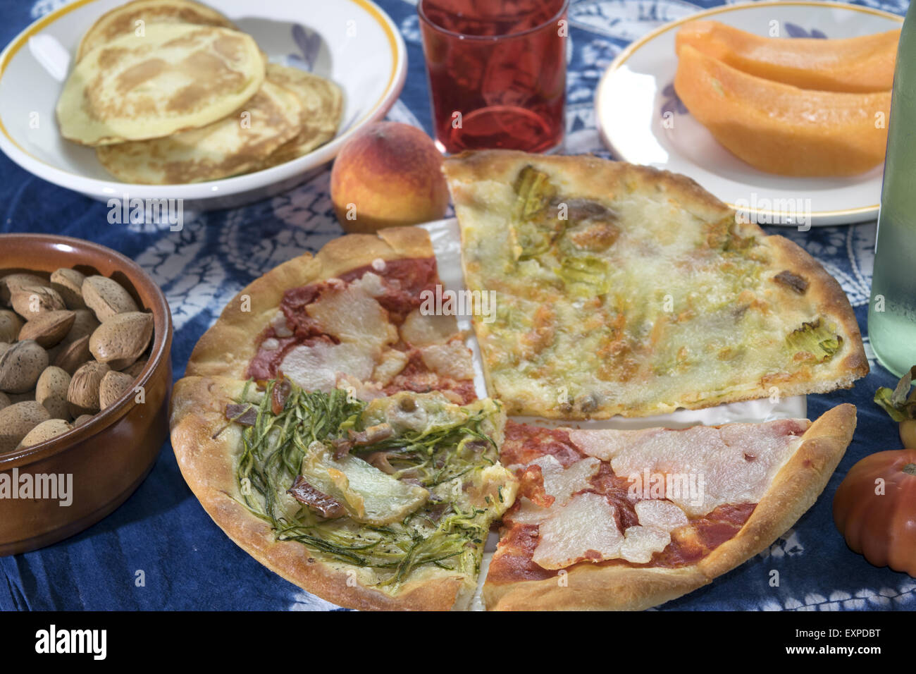 echte italienische Handwerker Pizza mit vier Keile handgemachte Pizza Stockfoto