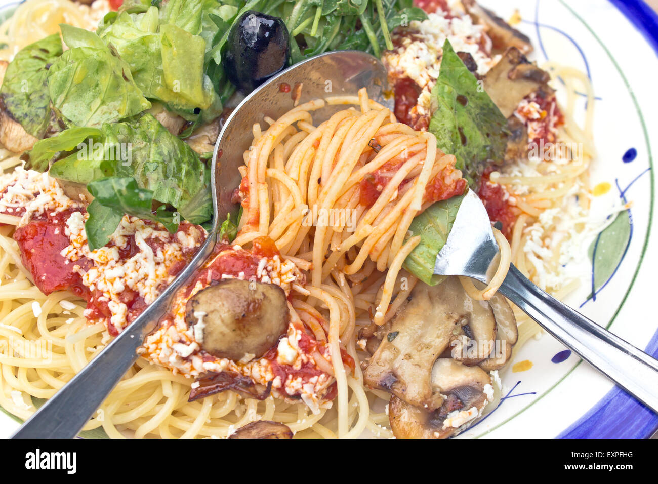 Spaghetti mit Champignons und grüne Kraut auf Gabel Stockfoto