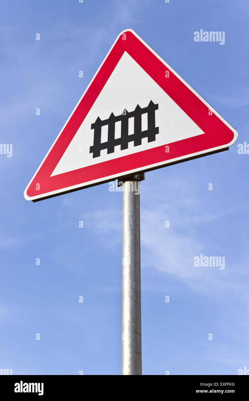 Railroad Crossing Zeichen mit einer Barriere über blauen Himmel Stockfoto