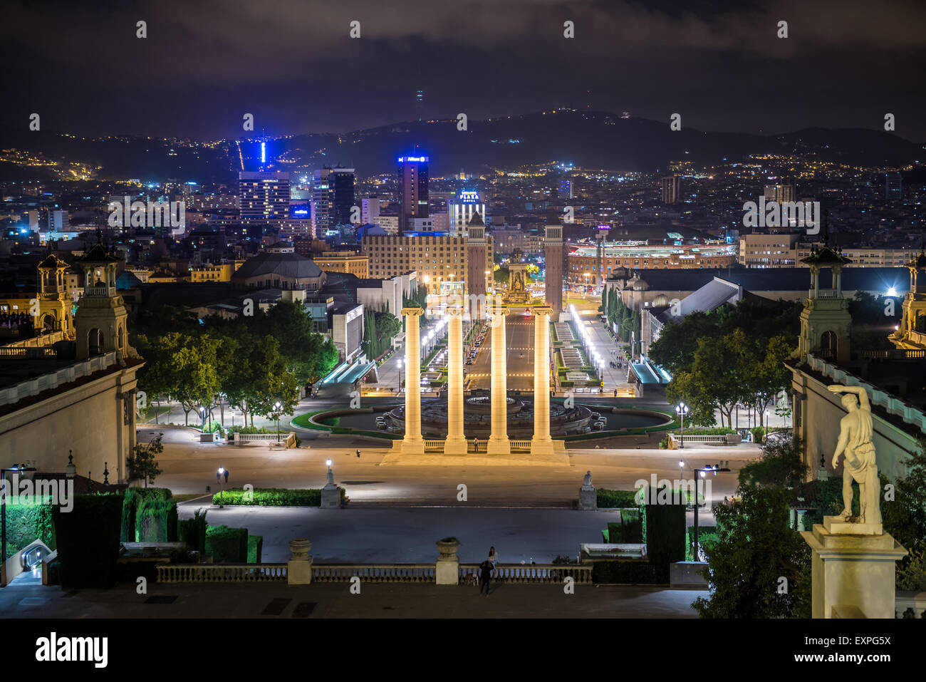 Nacht Blick vom nationalen Kunstmuseum von Katalonien auf Avinguda De La Reina Maria Cristina, Barcelona, Spanien Stockfoto