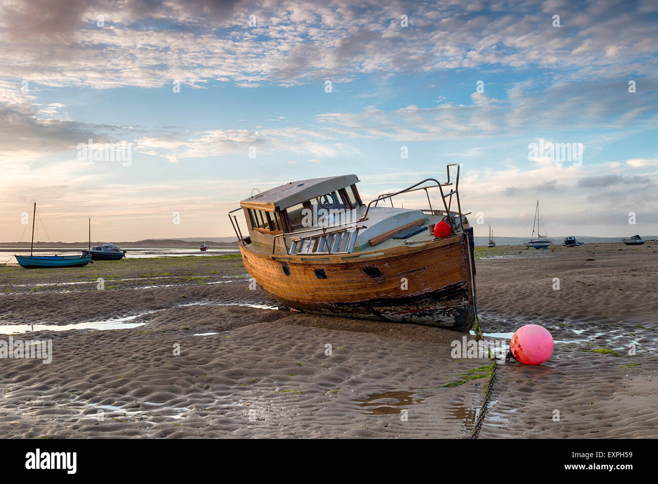 Ein altes hölzernes Boot am Strand von Instow etwas außerhalb von Bideford an der nördlichen Küste von Devon Stockfoto