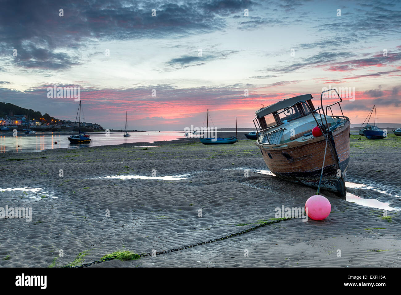 Atemberaubenden Sonnenuntergang über Boote am Strand von Instow Bideford an der nördlichen Küste von Devon, mit dem Fischerdorf Santa Margherita Stockfoto