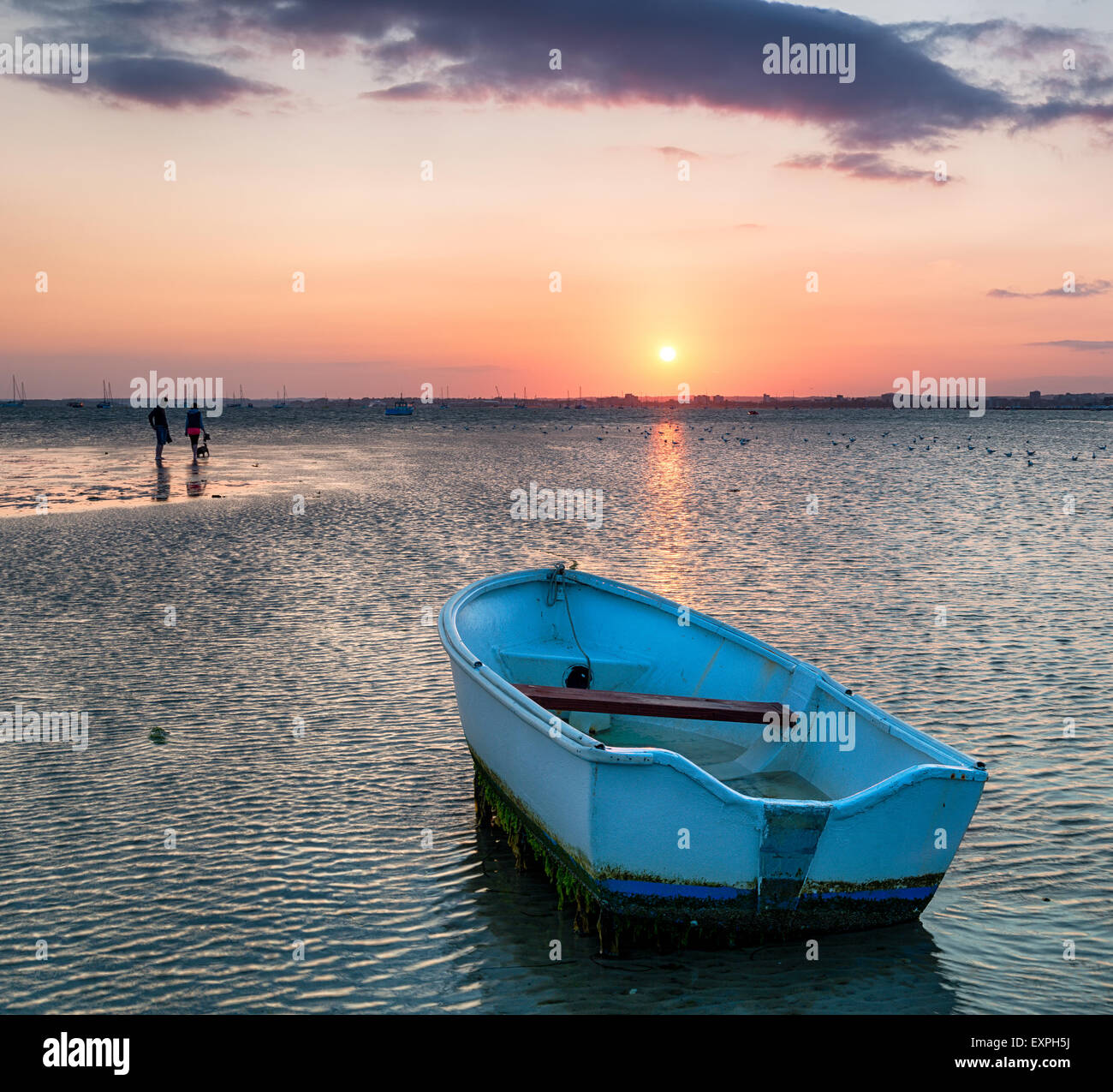 Ein kleines blaues Boot am Strand von Sandbänken in Poole, Dorset Stockfoto