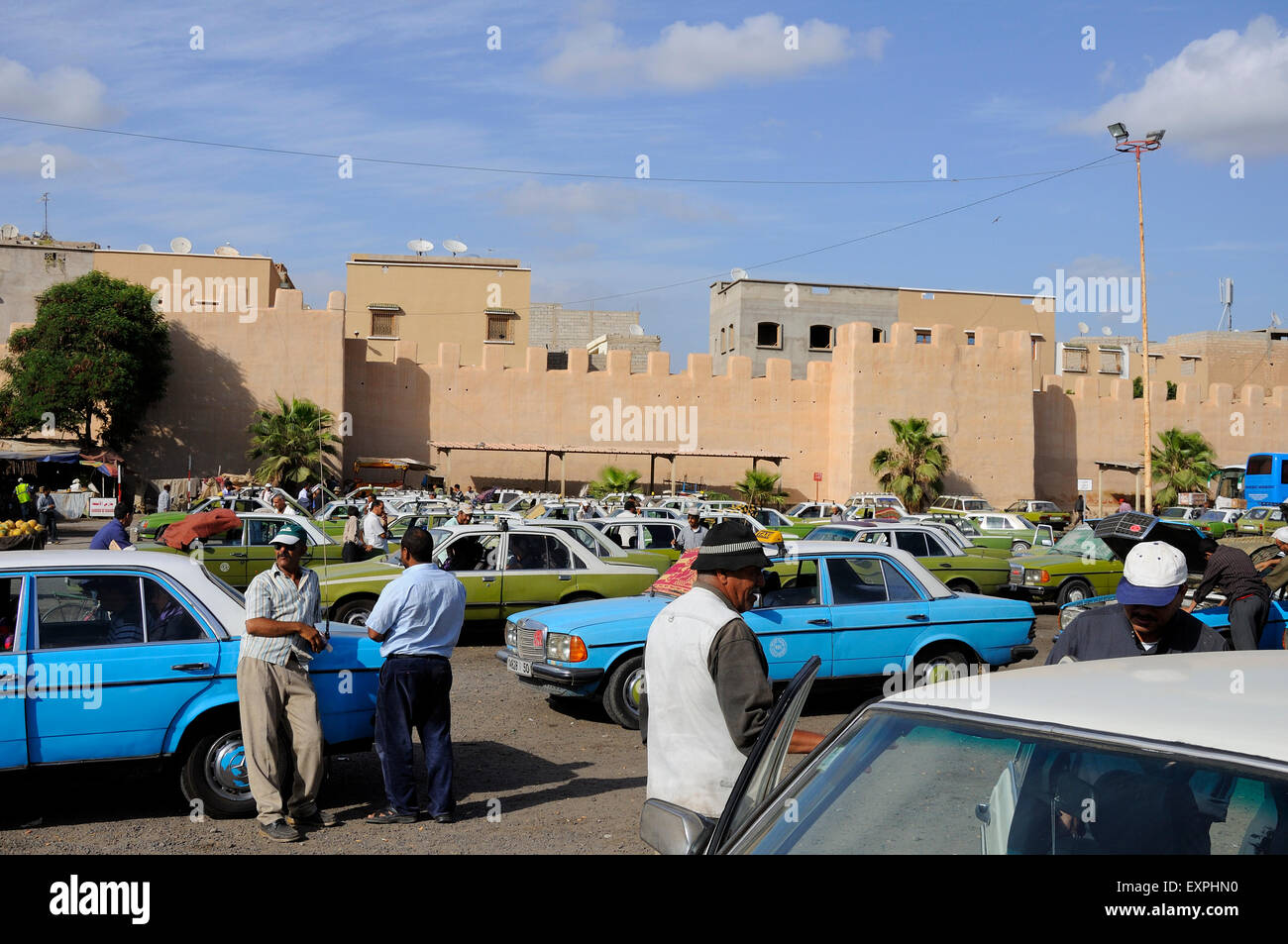 Taxistand in Taroudant und Mauern der Stadt im Hintergrund. Stockfoto