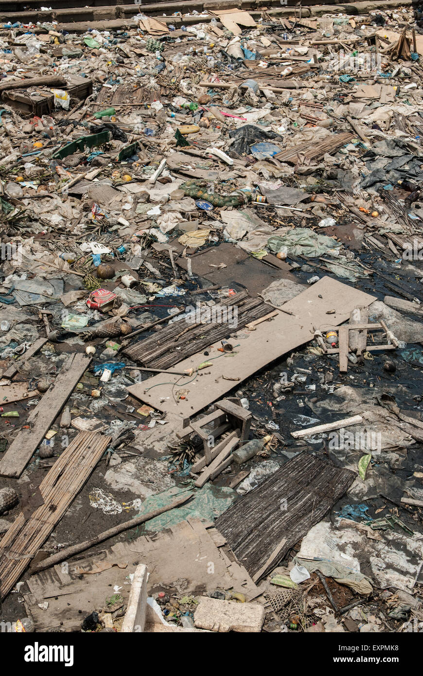 Belem, Bundesstaat Para, Brasilien.  Ver-o-Peso Fischmarkt Hafen mit Müll im Amazonas. Stockfoto