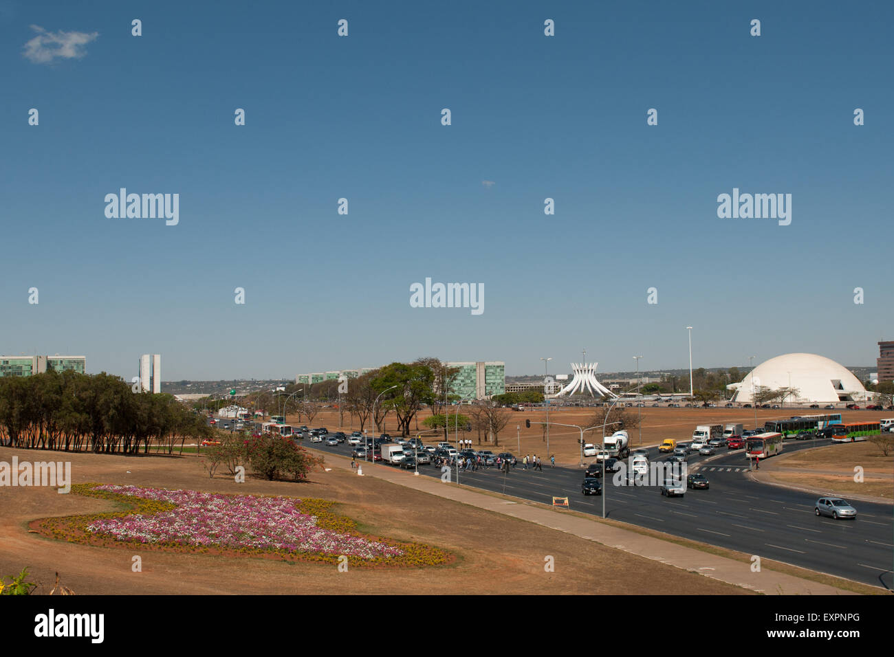 Brasilia, Brasilien. Esplanada, Eixo Mittel-, Verkehr, Ministerien, Kongress-Gebäude, Kathedrale und Nationalmuseum. Stockfoto