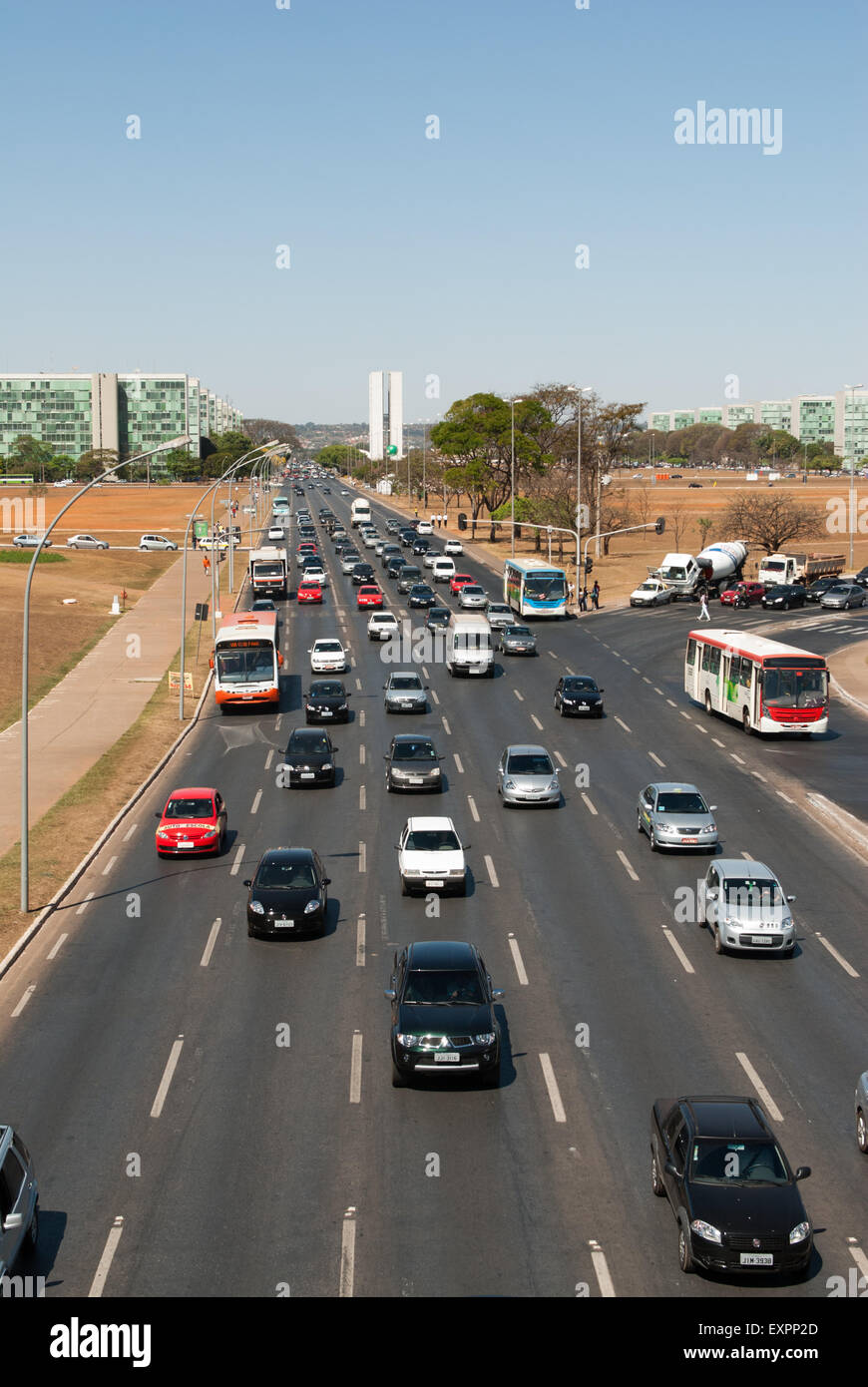 Brasilia, Brasilien. Verkehr, Eixo Central, Ministerien, Kongressgebäuden, Stockfoto