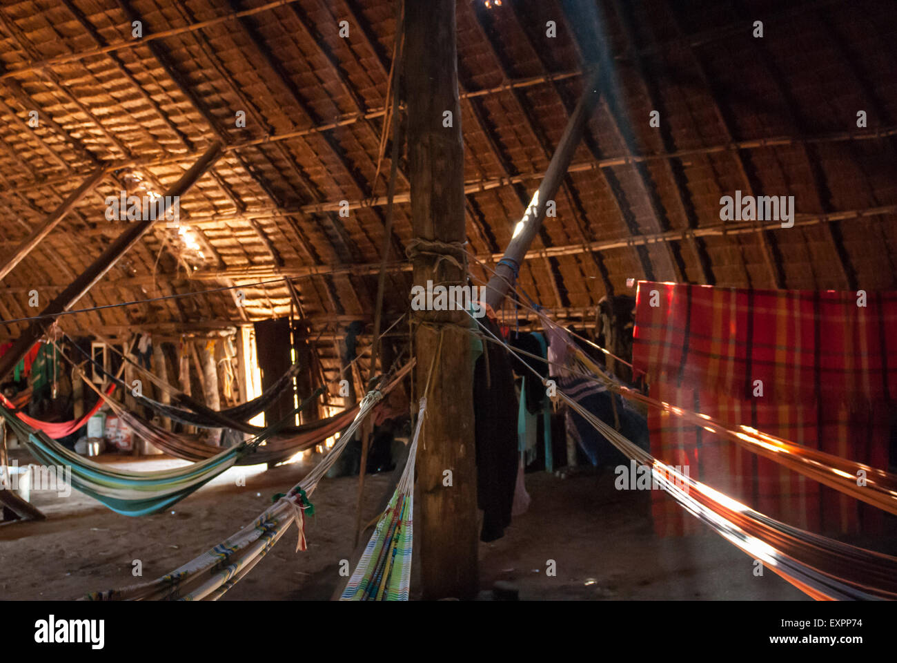 Xingu indigenen Park, Mato Grosso, Brasilien. Aldeia Matipu. Gast-Hängematten in traditionellen Oca-Haus. Stockfoto