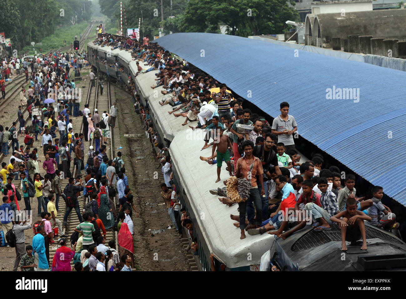 Dhaka, Bangladesch. 16. Juli 2015. Bangladeshi Passagiere sitzen auf dem Dach eines Zuges, so, wie sie ihre Häuser Kopf Eid al-Fitr in Dhaka, Bangladesch, Donnerstag, 16. Juli 2015 zu feiern. Hunderttausende von Menschen, die in Dhaka Plan für ihre Heimatstädte zu verlassen mit der Familie zu feiern, die der anstehenden Eid al-Fitr. Stockfoto