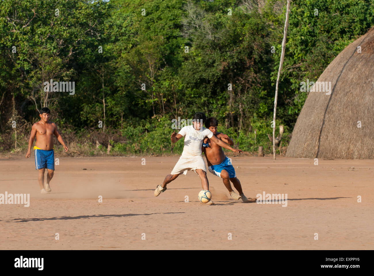 Xingu indigenen Park, Mato Grosso, Brasilien. Aldeia Matipu. Einheimische Männer spielen in einem Fußballspiel. Stockfoto