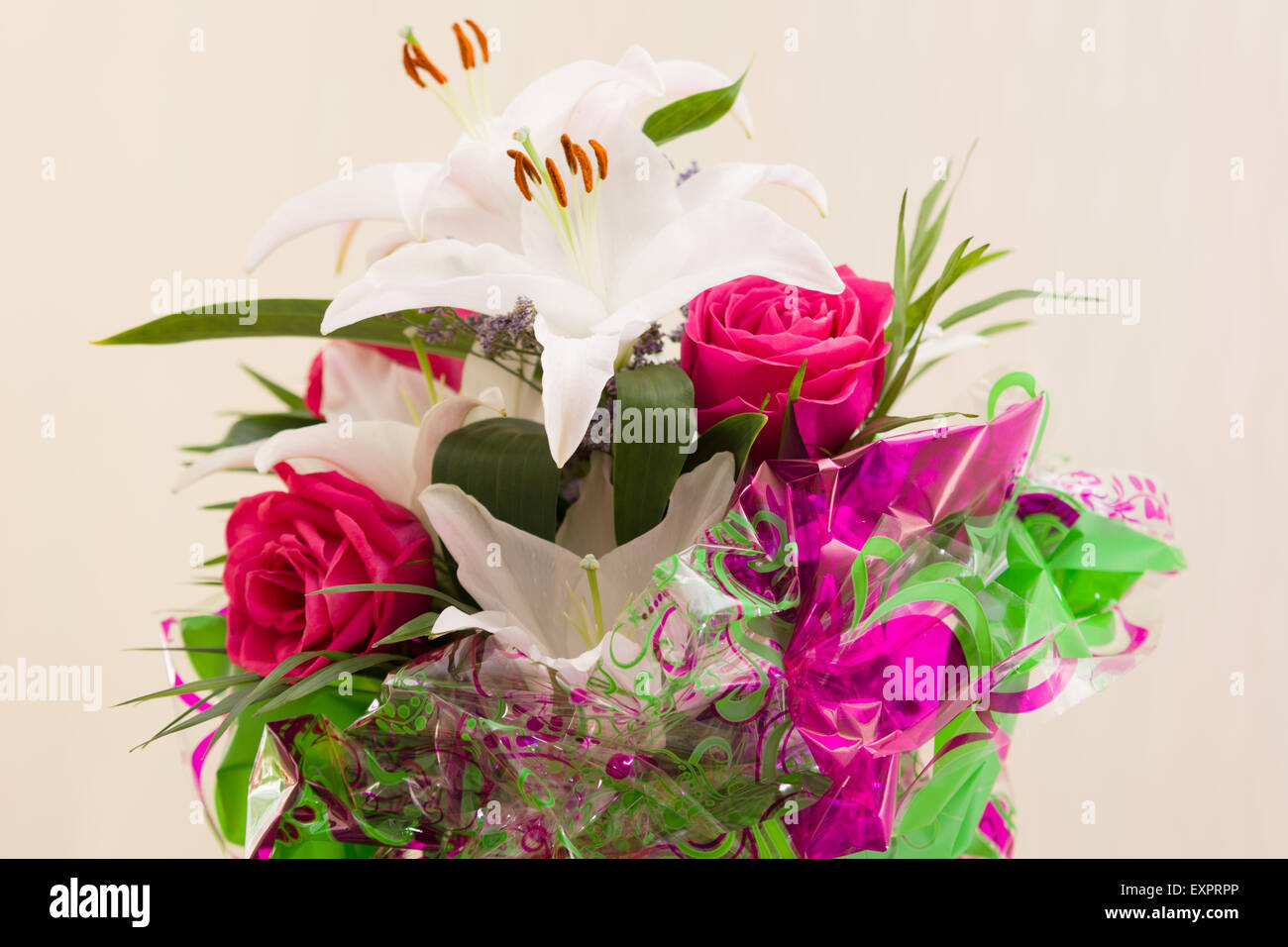 feines Bouquet von frischen Lilien und Rosen als Geschenk Stockfoto