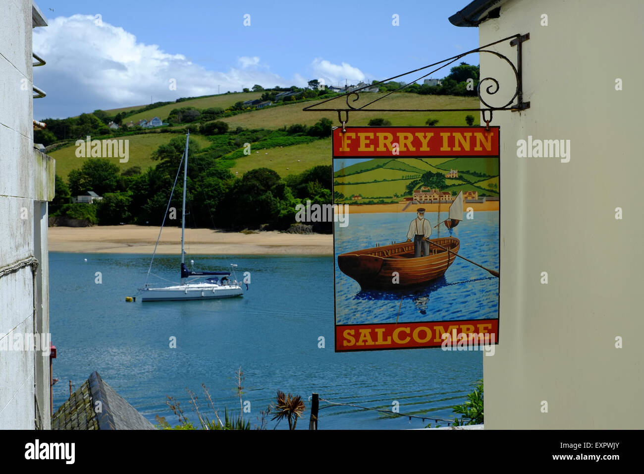 Salcombe, Devon, UK. Die Ferry Inn Pub Schild am Salcombe mit Fluss und Boot im Hintergrund. Stockfoto
