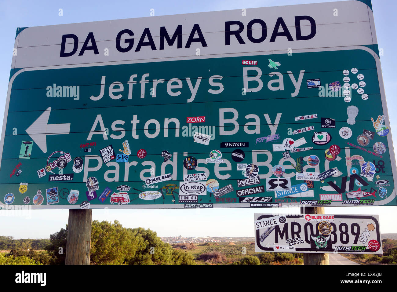 Jeffreys Bay, Südafrika Straßenschild in Surf Aufklebern bedeckt Stockfoto