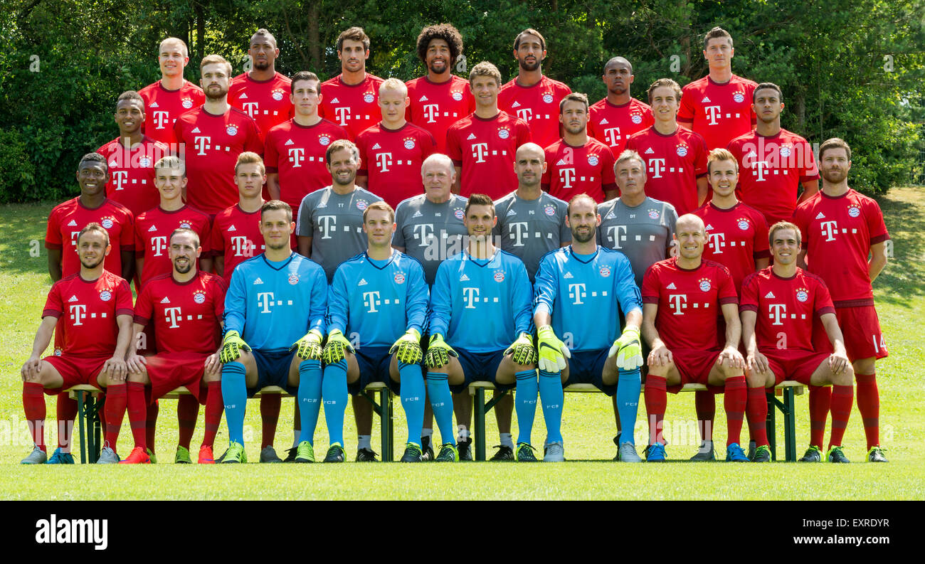 Das Team des deutschen Fußball-Bundesliga-Fußball-Club Bayern München für ein Mannschaftsfoto in München, Deutschland, 16. Juli 2015 posiert: (L-R zurück) Jerome Boateng, Holger Badstuber, Javi Martinez, Dante, Medhi Benatia, Douglas Costa, Robert Lewandowski. (3. Reihe L-R)  Julian Green, Jan Kirchhoff, Pierre-Emile Hoejbjerg, Sebastian Rode, Thomas Mueller, Juan Bernat, Gianluca Gaudino, Thiago. (2. Reihe L-R) David Alaba, Sinan Kurt, Joshua Kimmich, Torwart-Trainer Toni Tapalovic, Co-Trainer Hermann Gerland, Trainer Pep Guardiola, Assistant coach Domenec Torrent, Mario Goetze, Xabi Alonso. (Front L-R) Rafinha, Fr Stockfoto