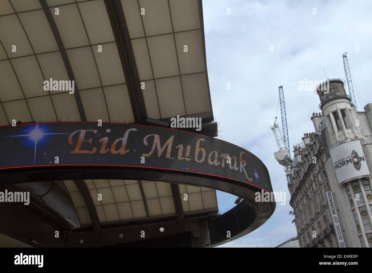 Piccadilly London, UK. 16. Juli 2015. Eine elektronische Unterschrift auf dem London Trocadero blinkt Eid Mubarak, wie Muslime bereiten Sie bis zum Ende des Heiligen Monats Ramadan und Fasten Credit feiern: Amer Ghazzal/Alamy Live-Nachrichten Stockfoto