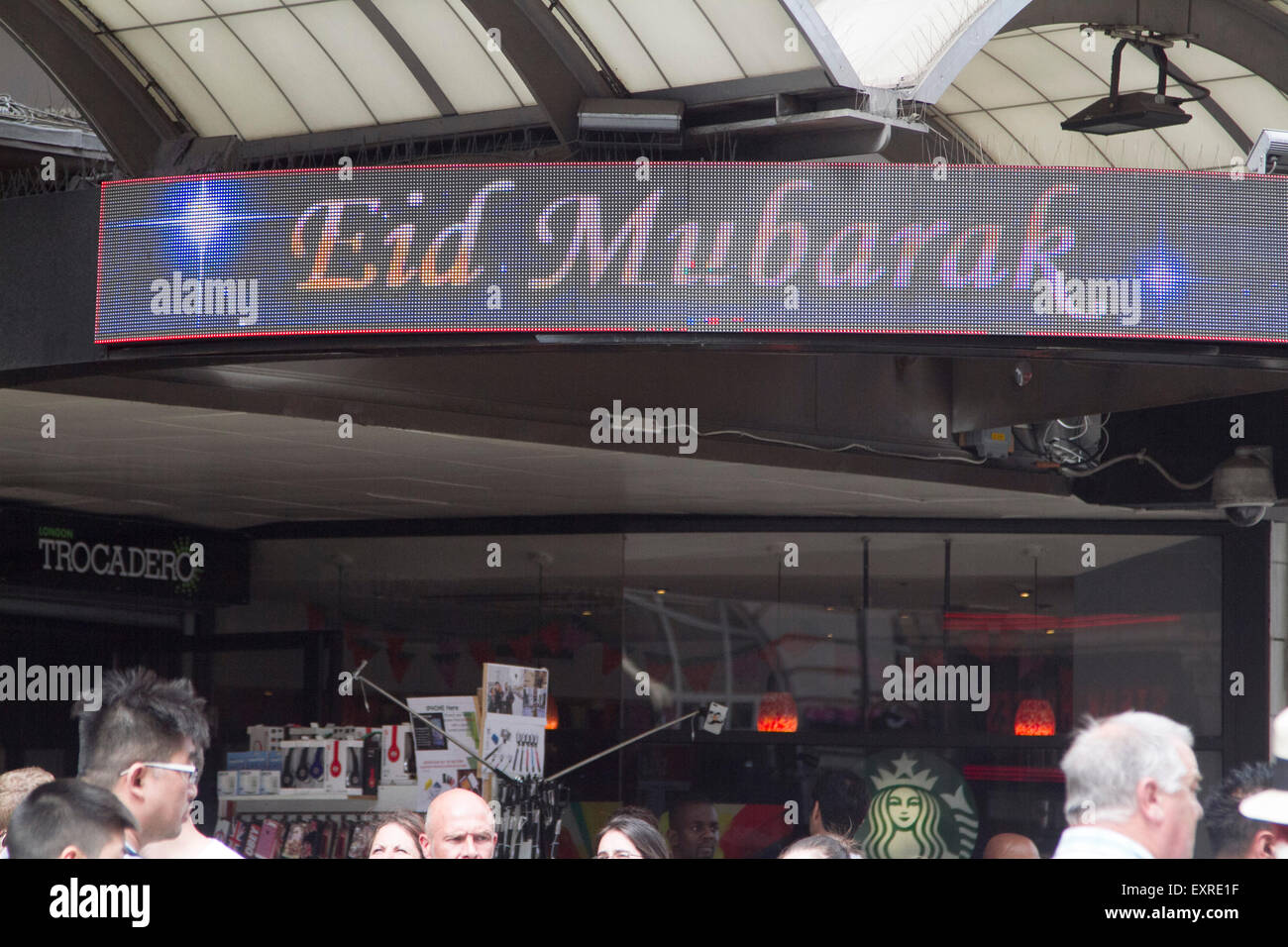 Piccadilly London, UK. 16. Juli 2015. Eine elektronische Unterschrift auf dem London Trocadero blinkt Eid Mubarak, wie Muslime bereiten Sie bis zum Ende des Heiligen Monats Ramadan und Fasten Credit feiern: Amer Ghazzal/Alamy Live-Nachrichten Stockfoto