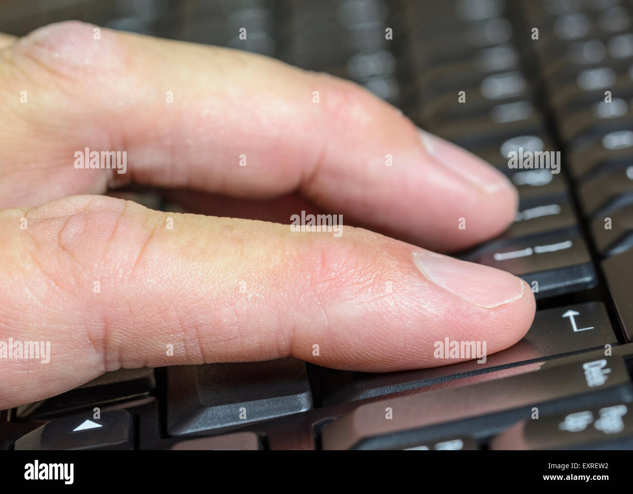 Mann auf einer Computertastatur tippen. Stockfoto