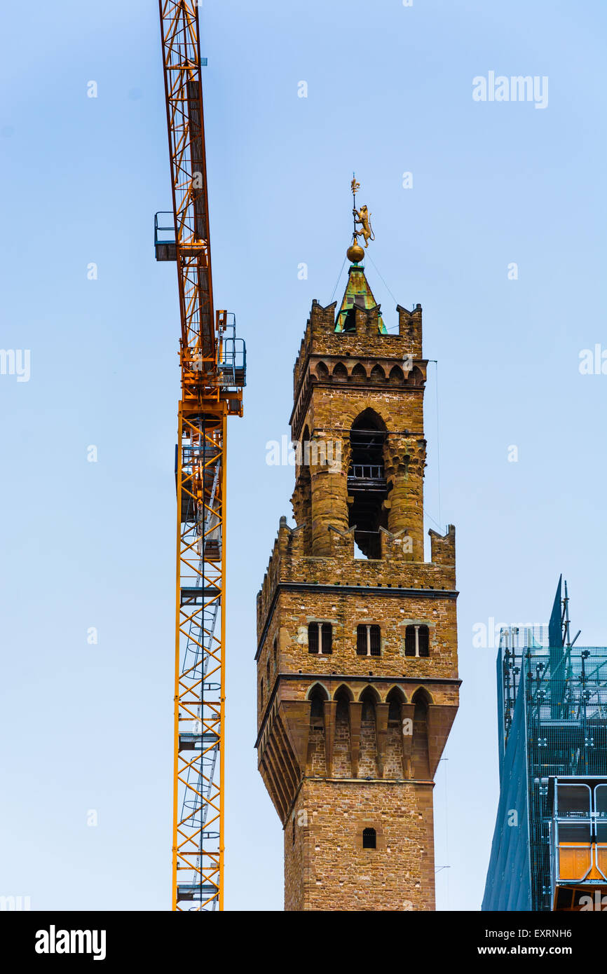 der berühmte Turm des Palazzo Vecchio in der Nähe von einem Kran Gerüste Stockfoto