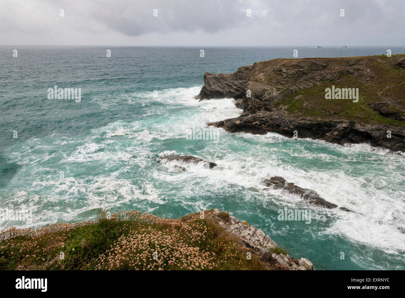 Rauer See auf Füchse Bucht an der Küste von North Cornwall in der Nähe von Porthcothan Cornwall UK Stockfoto