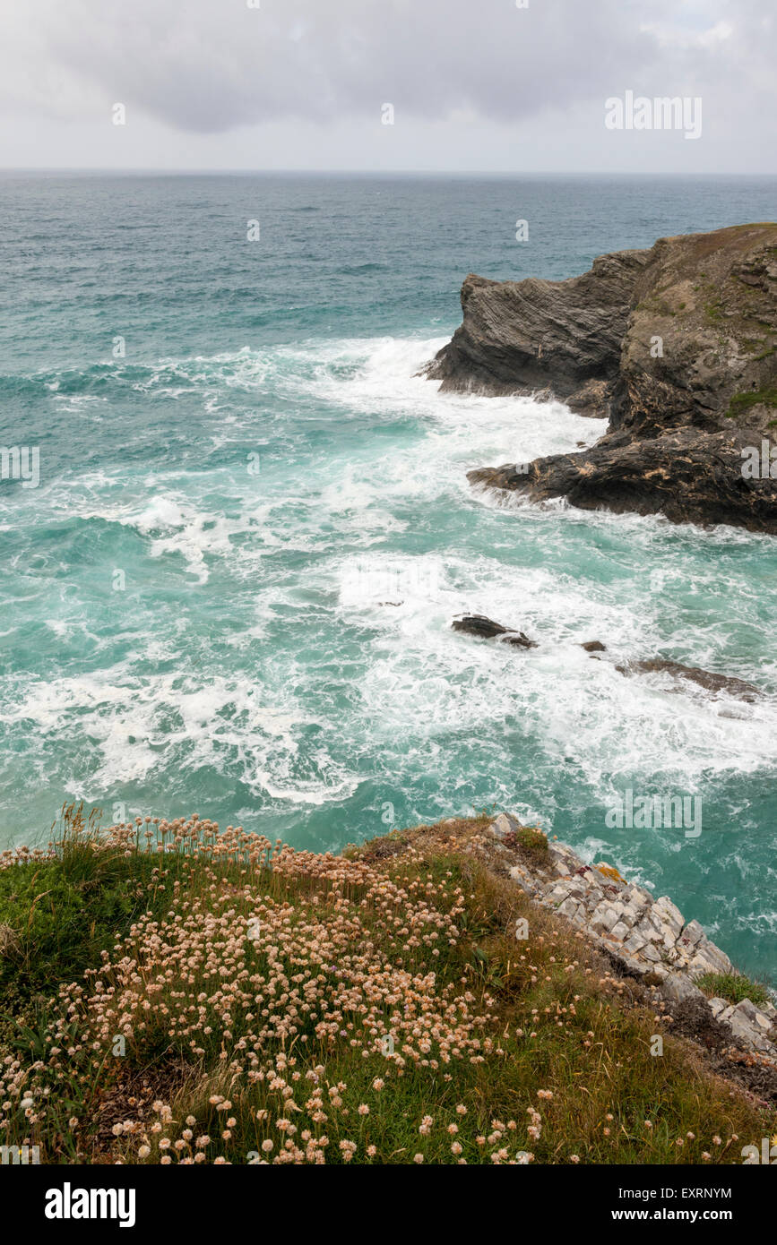Rauer See auf Füchse Bucht an der Küste von North Cornwall in der Nähe von Porthcothan Cornwall UK Stockfoto