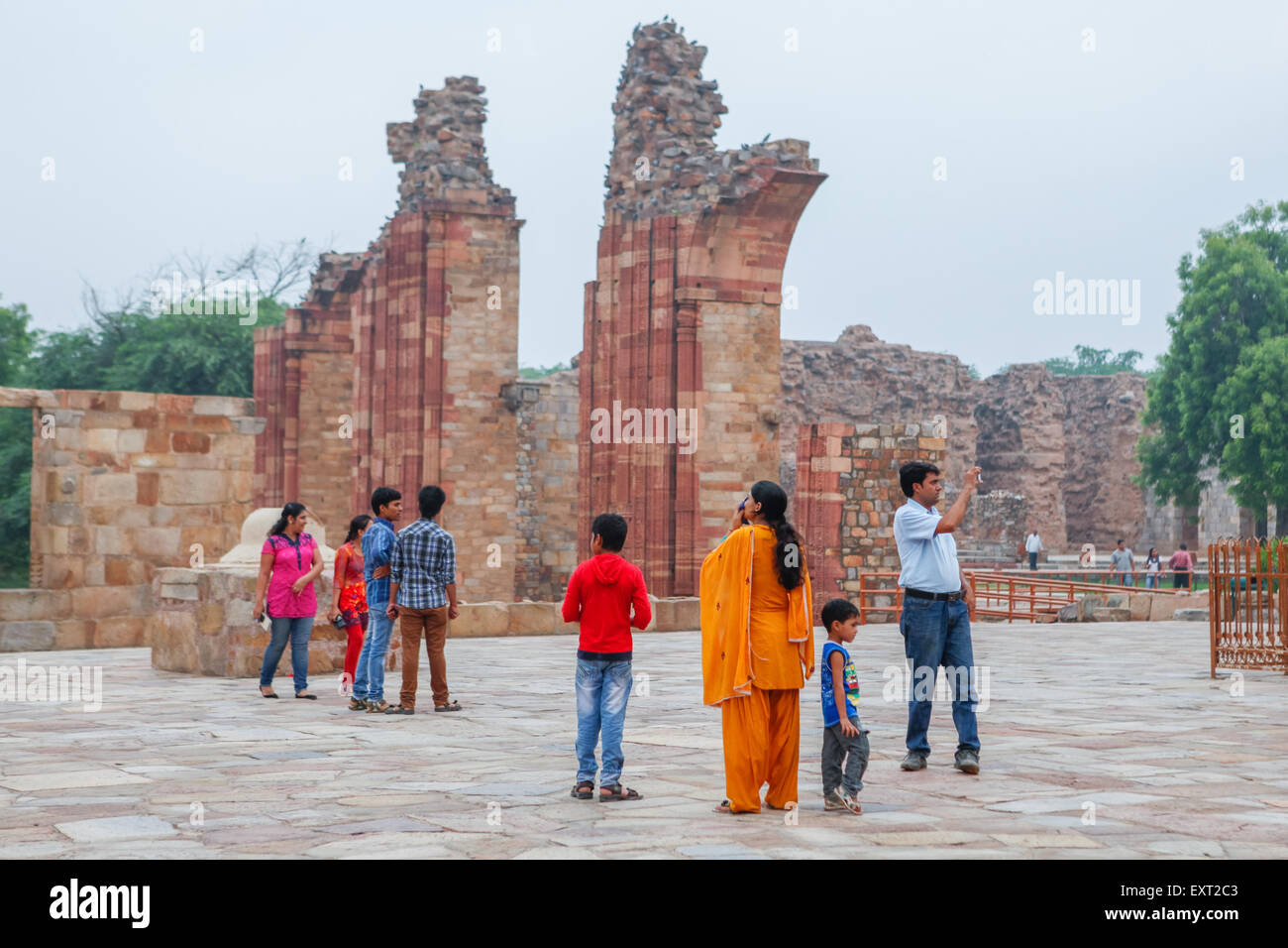 Eine Familie, die sich in Qutab Minar, Delhi, Indien, erholte. Stockfoto