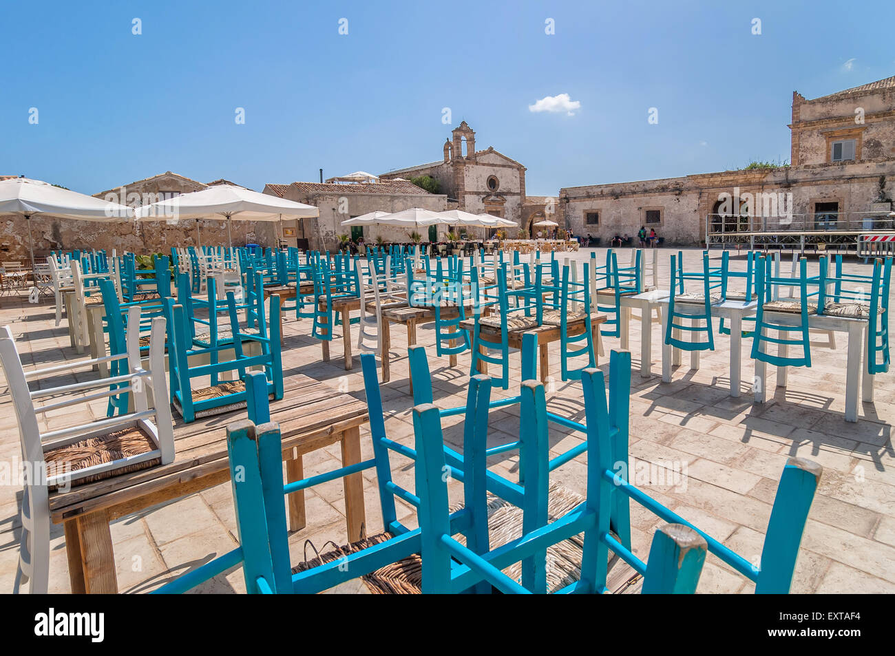 MARZAMEMI, Italien - 19. August 2014: Touristen besuchen Hauptplatz in Marzamemi, Italien. Stockfoto