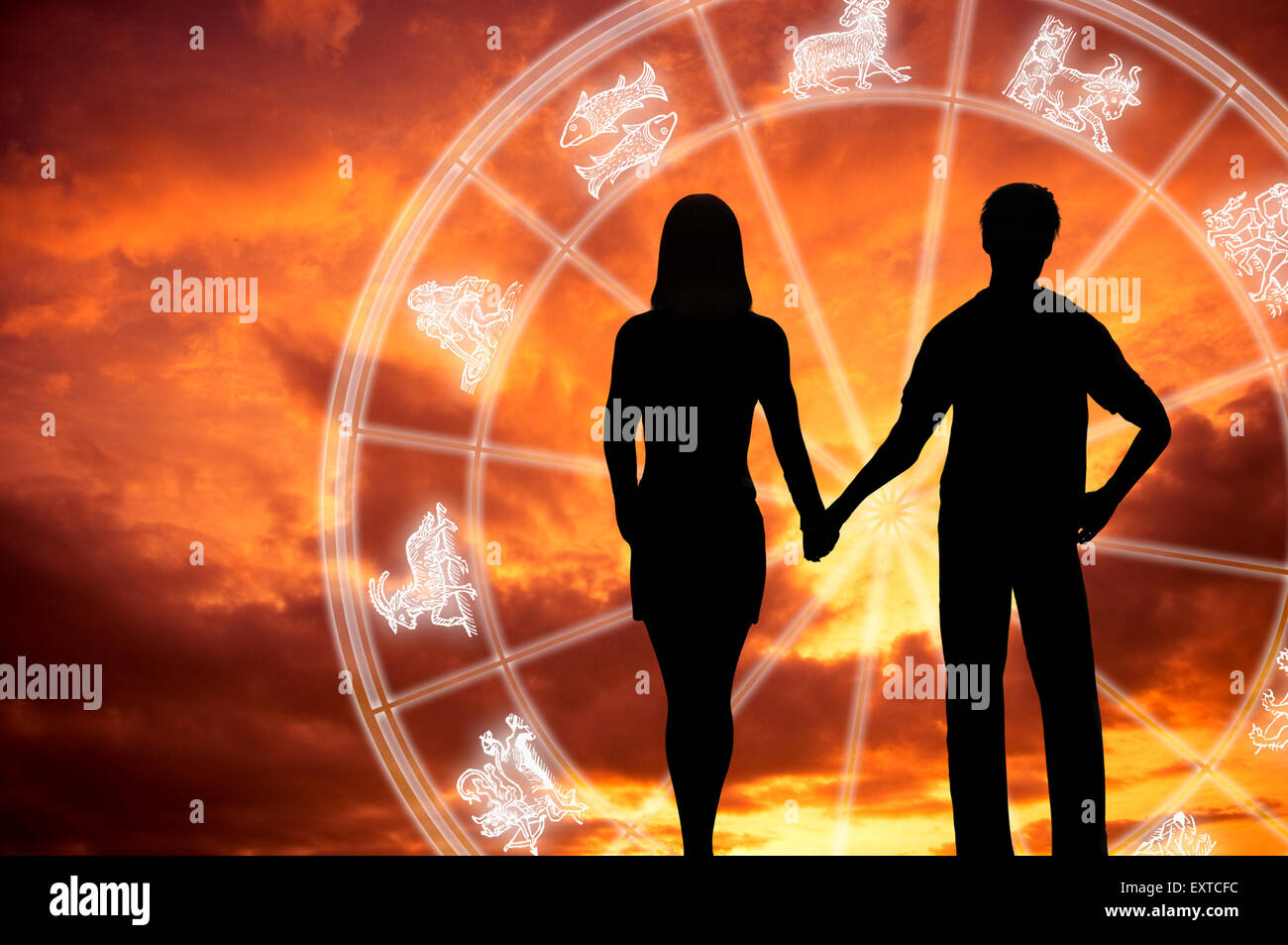 romantisches Paar Silhouette und Astrologie Rad Stockfoto