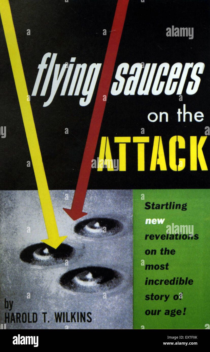 1950er Jahren USA fliegende Untertassen auf dem Buchcover Angriff Stockfoto