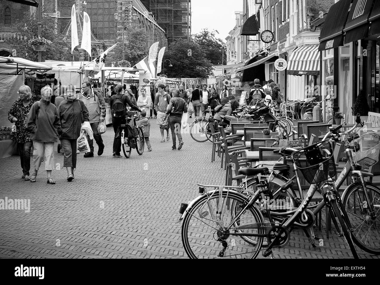 Fahrräder sind eine primäre Form der Beförderung in Delft und in den Niederlanden. Stockfoto