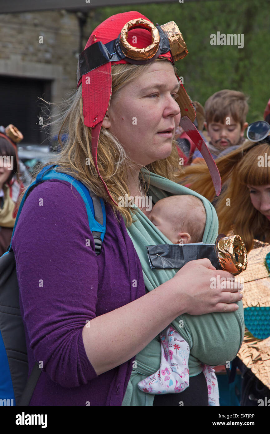 Mutter und Baby in Hebden Bridge Handmade Parade, 7. Juni 2015 Stockfoto