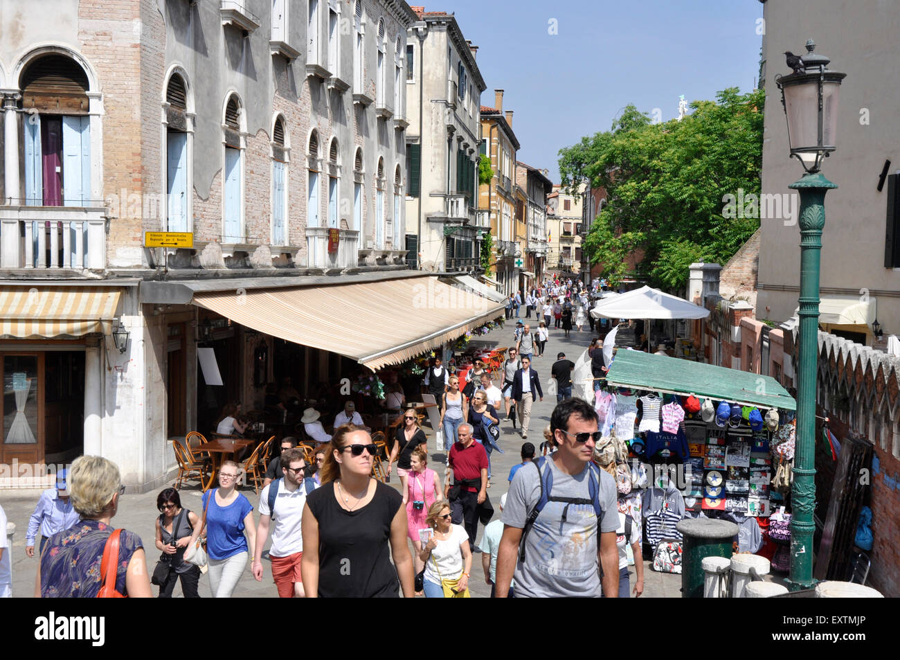 Italien Marktstände - Venedig - Cannaregio Region - beschäftigt Szene auf der Strada Nova - die Haupteinkaufsstraße - Shopper Sonnenschein Stockfoto