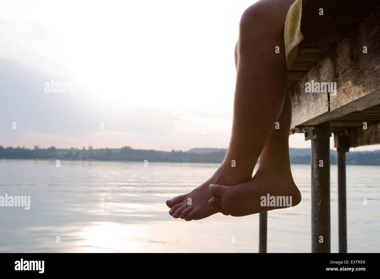 Schwimmer auf einem Dock in der Abendsonne Stockfoto