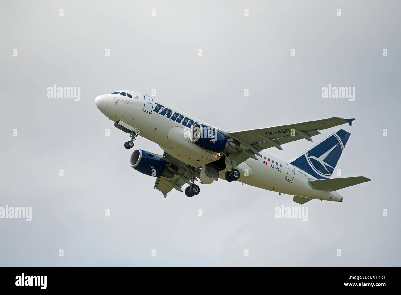 Ein Tarom Airbus 318-111 (YR-ASD) kleinste der Airbus-Familie von Flugzeugen Inverness Airport abfliegen.  SCO 9965. Stockfoto