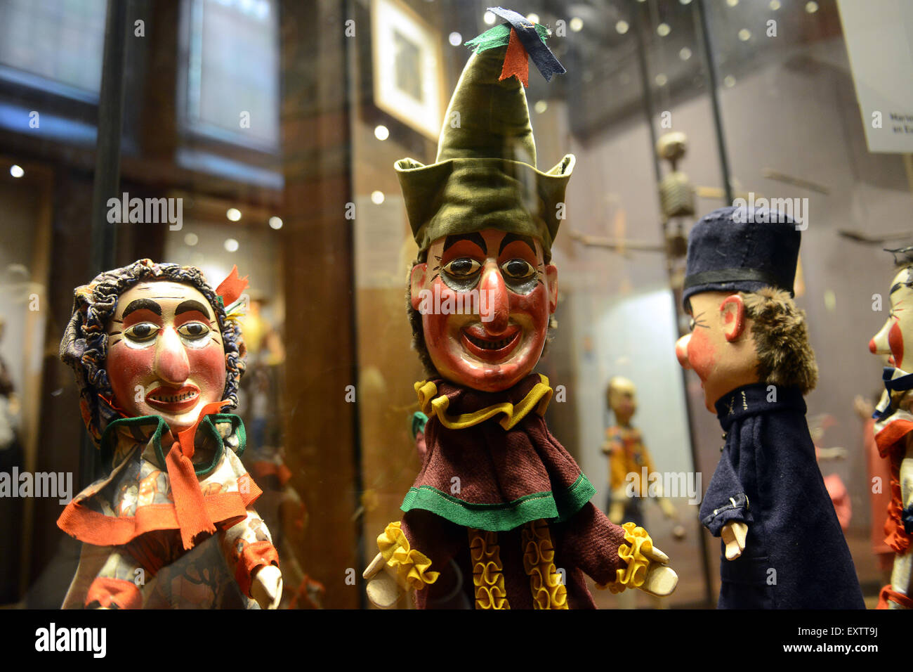 Alte antike Punch & Judy Puppen Puppe gewünsschten an die Marionetten der  Weltmuseum musŽes Gadagne Lyon Frankreich Stockfotografie - Alamy
