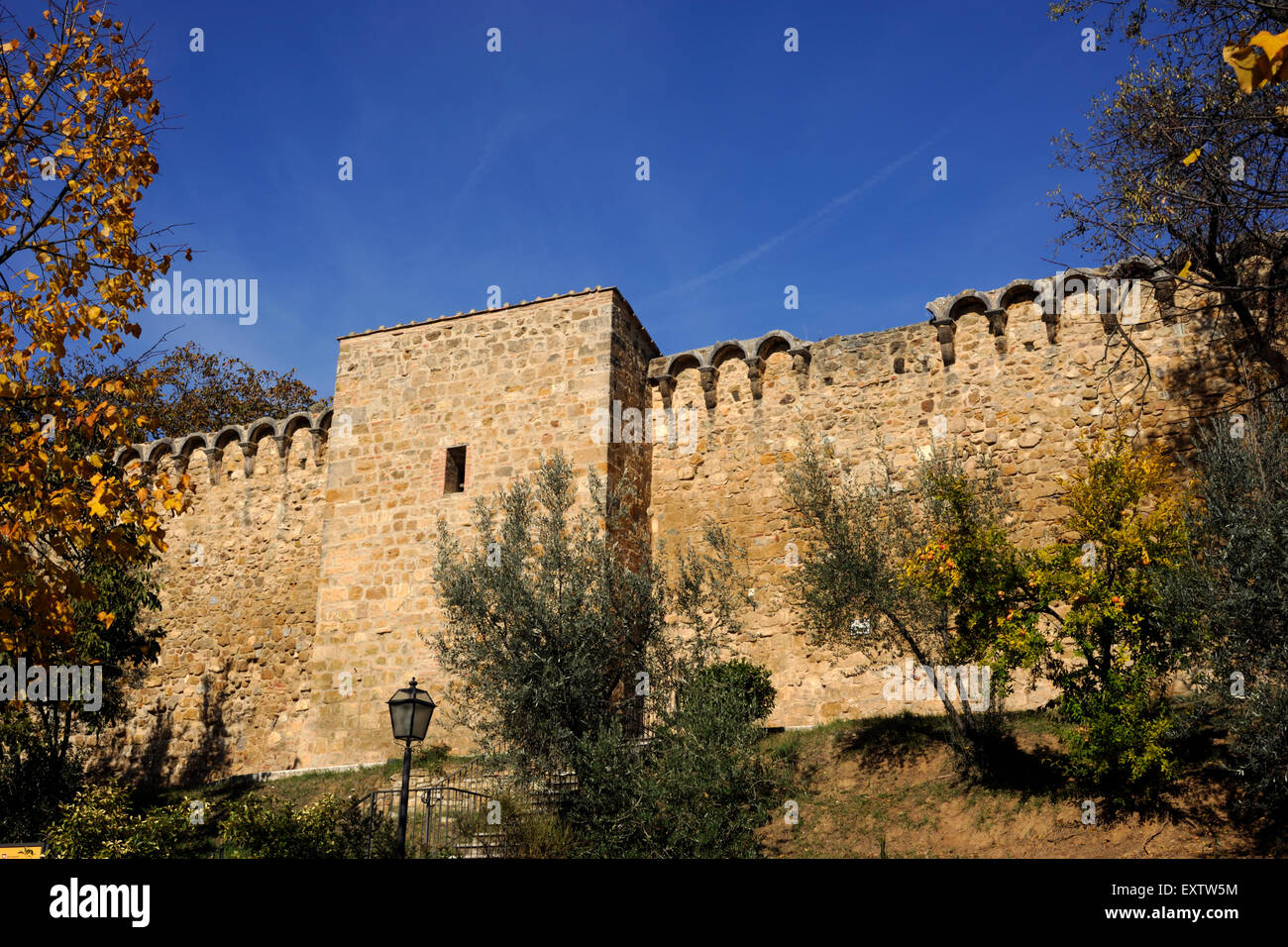 Italien, Toskana, San Quirico d'Orcia, Stadtmauern Stockfoto