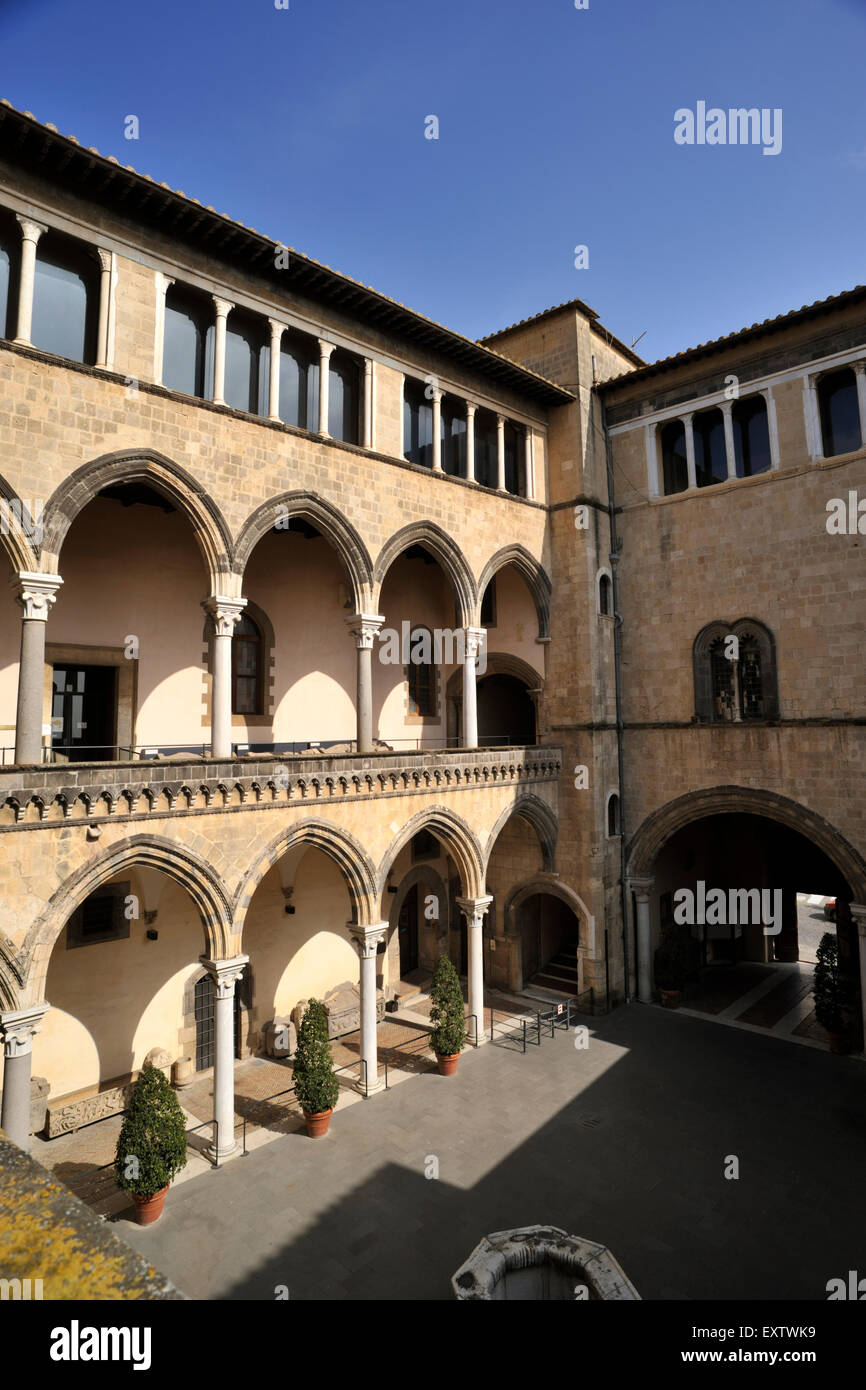 Italien, Latium, Tarquinia, Palazzo Vitelleschi, Etruskisches Nationalmuseum, Innenhof Stockfoto