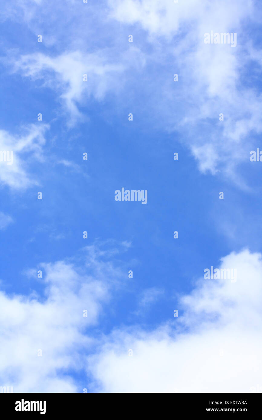Blauer Himmel mit weißen Wolken, vertikale Hintergrund Stockfoto
