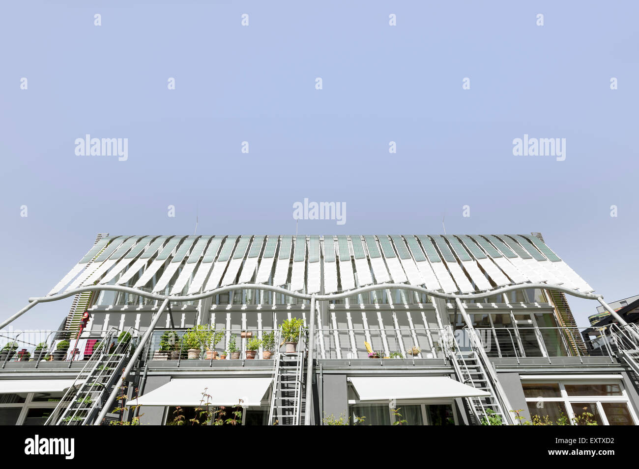 Modernes Haus mit Photovoltaik auf dem Dach in Hamburg, Deutschland Stockfoto