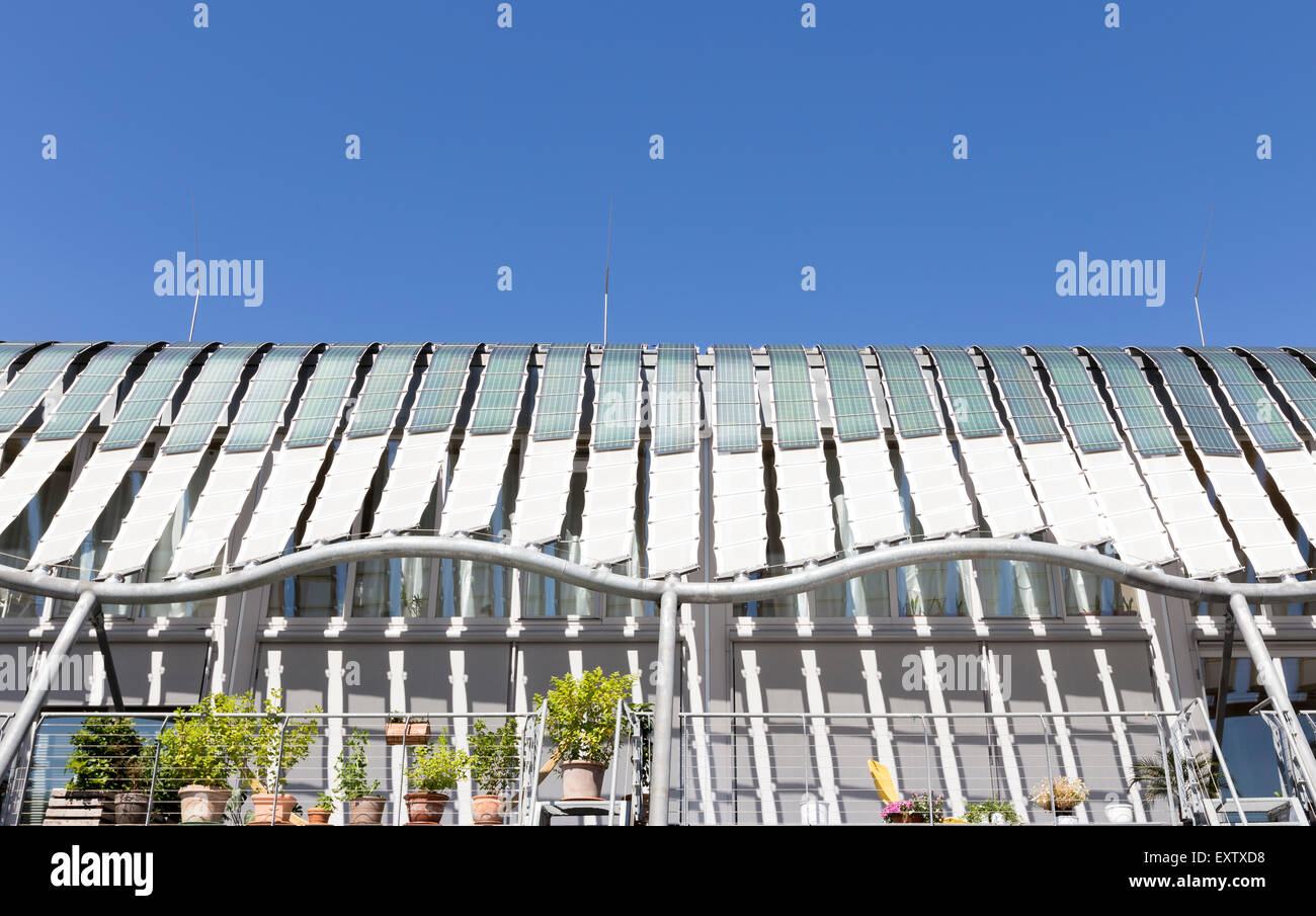 Modernes Haus mit Photovoltaik auf dem Dach in Hamburg, Deutschland Stockfoto