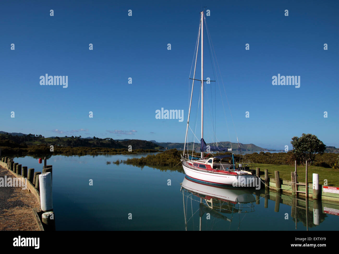 Yacht im kleinen Hafen von Coromandel, Nordinsel, Neuseeland Stockfoto