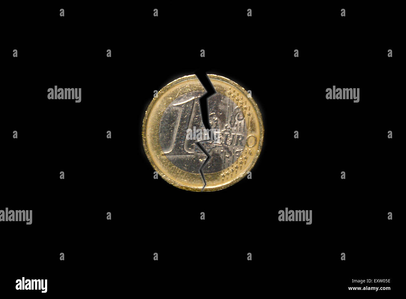 Eine gebrochene Euro - Schwarzer Hintergrund. € Euro stehen den Test? Stockfoto