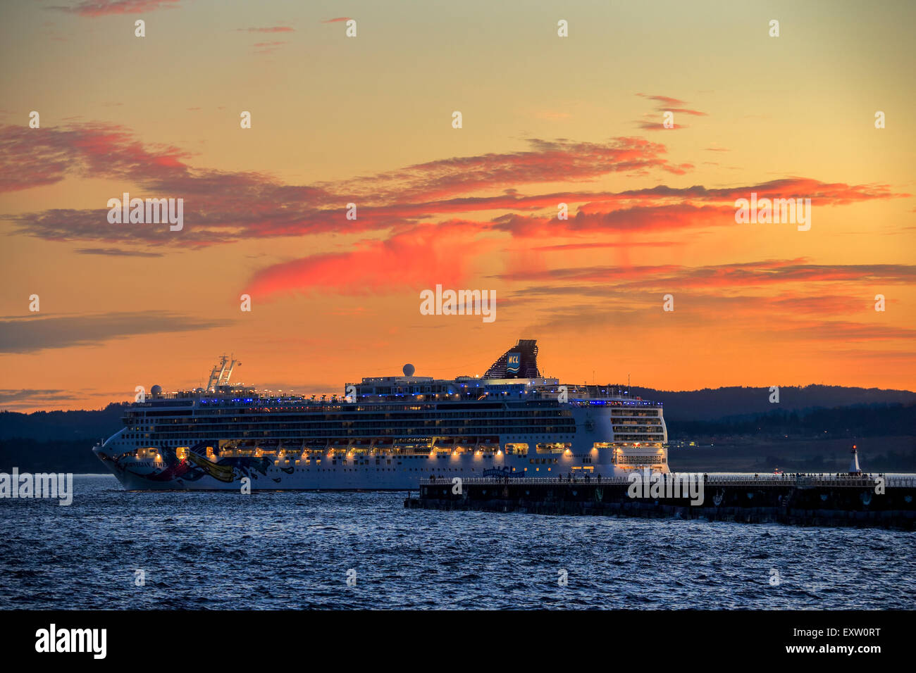 Norwegian Jewel Kreuzfahrtschiff Abfahrt Hafen bei Dämmerung-Victoria, British Columbia, Canada. Stockfoto Norwegian Jewel Kreuzfahrtschiff Abfahrt Hafen bei Dämmerung-Victoria, British Columbia, Canada. Stockfoto