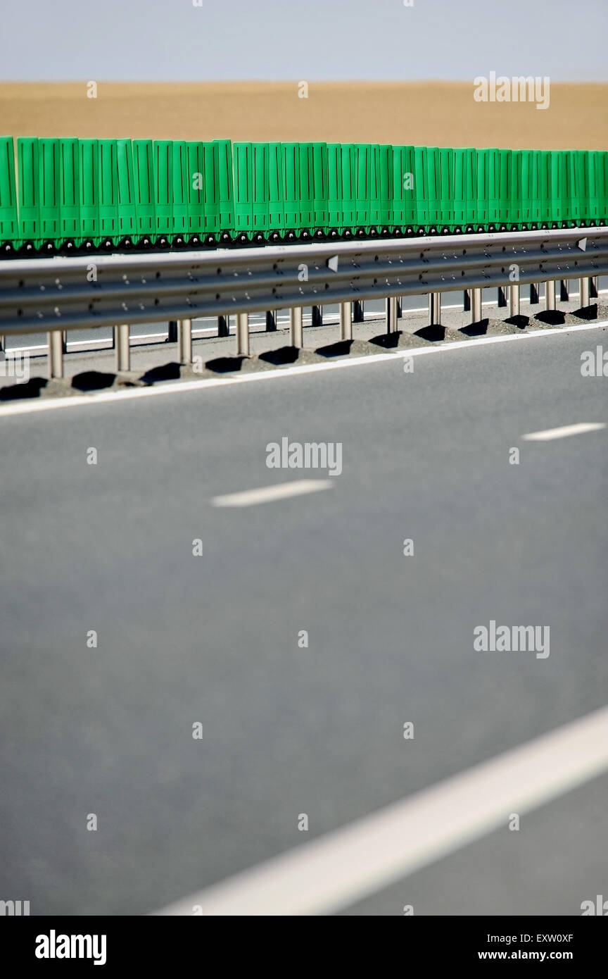 Leere zwei-spurige Autobahn mit Weizenfeld auf dem Hintergrund Stockfoto