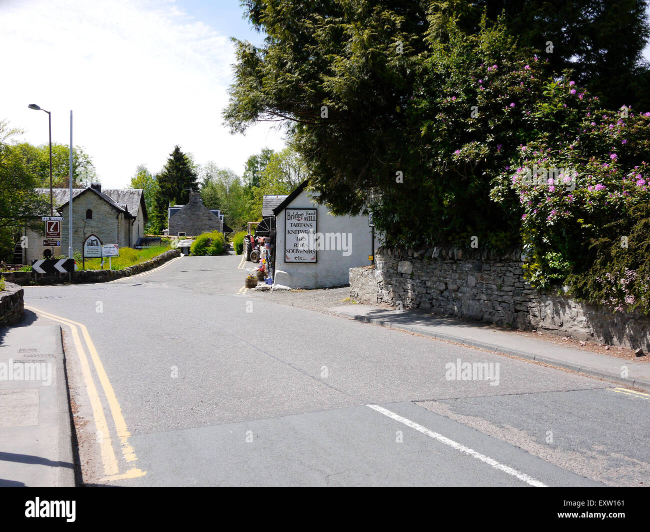 Die Hauptstraße durch das Dorf Killin, Perthshire, Schottland, UK. Stockfoto
