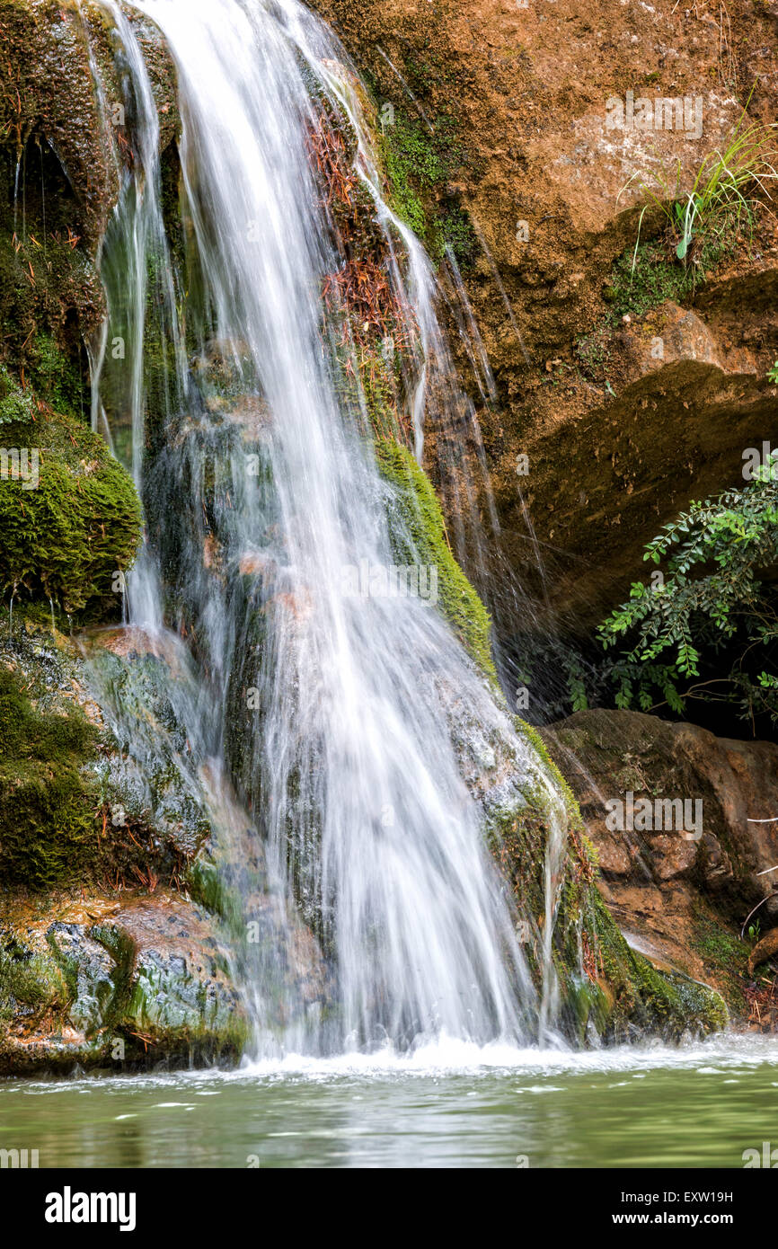 Schöne Schleier Wasserfall, bemoosten Felsen Stockfoto