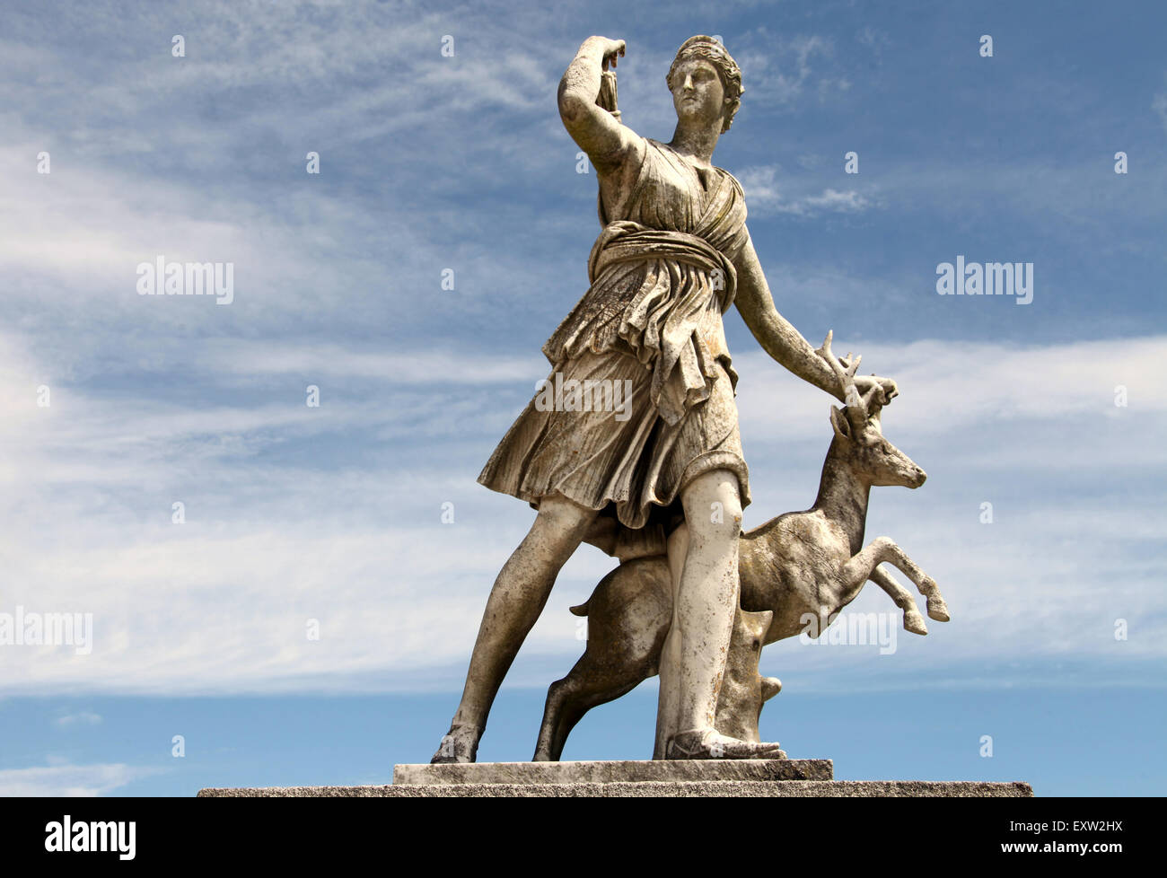 Diana die Jägerin auf der oberen Terrasse im Powerscourt House in der Grafschaft Wicklow Stockfoto