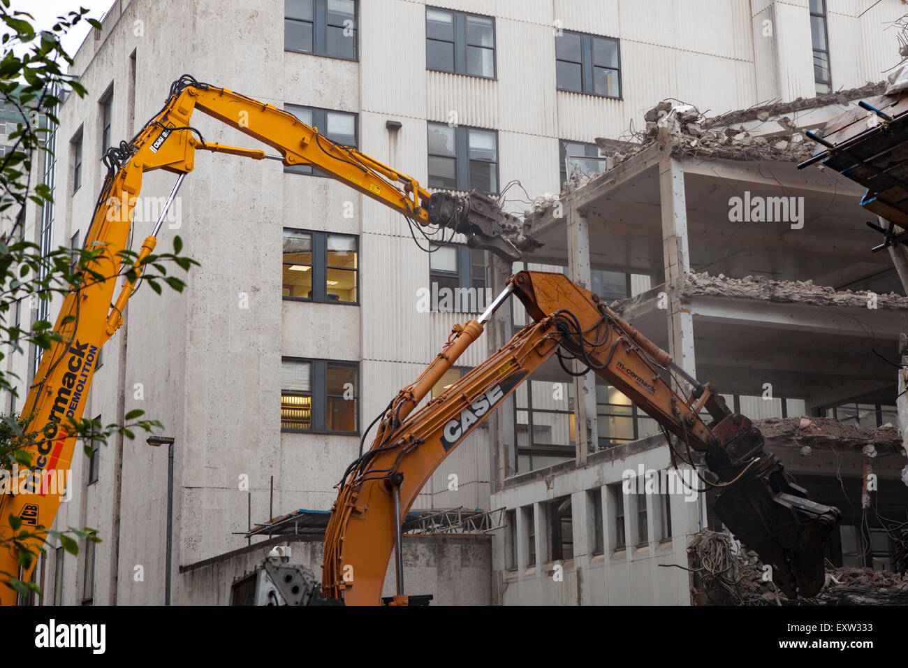 Belfast, Nordirland. 16. Juli 2015. Immobilien Firma McAleer und Rushe, kauften Clarendon House an der Adelaide Street in Belfast hat begonnen Abriss es Credit: Bonzo/Alamy Live News Stockfoto