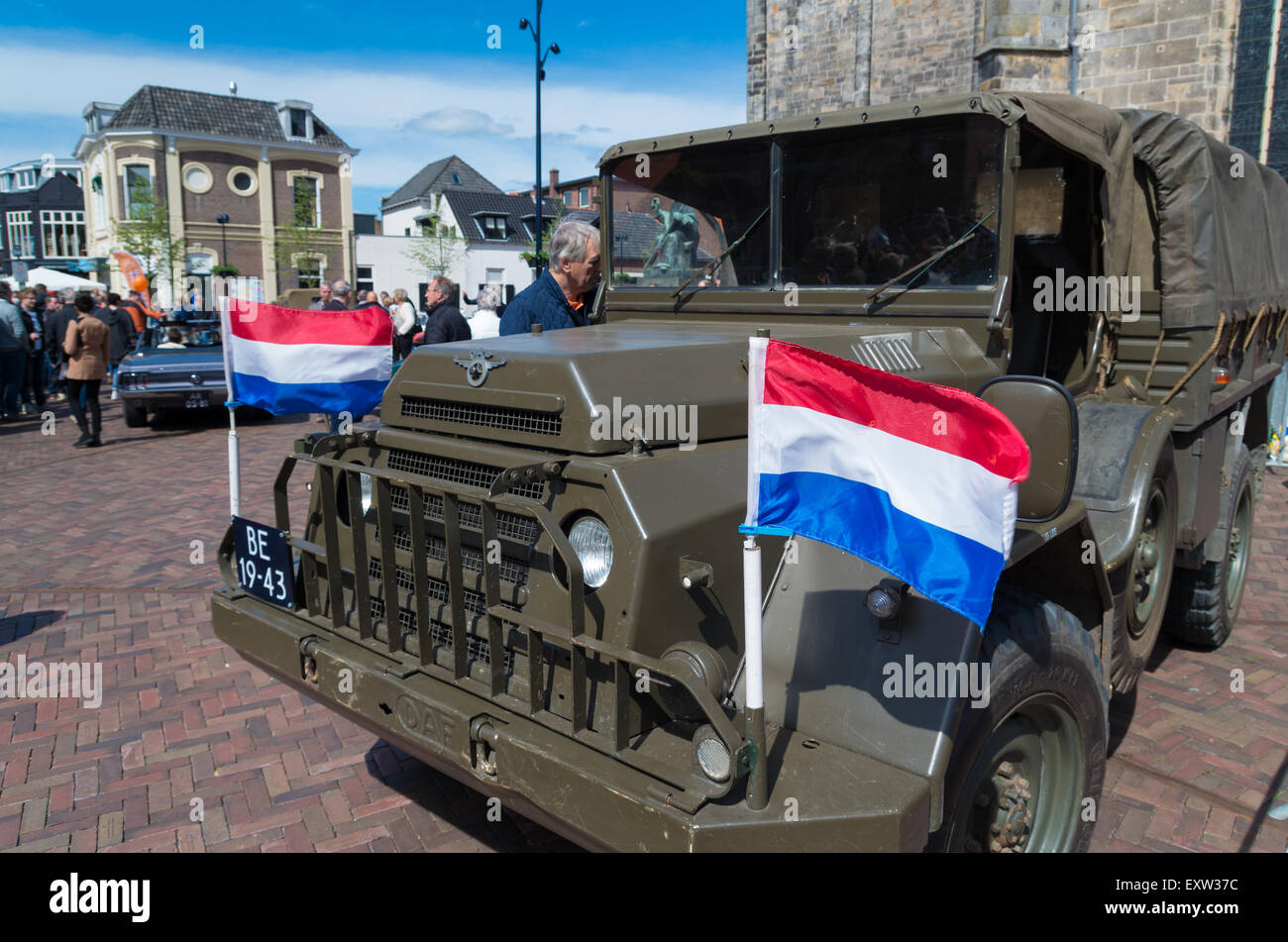 Militärfahrzeug mit niederländischer Flagge während der 14. orange Tour. Diese jährliche Tour findet während des Königs Geburtstag gesellschaftliche Stockfoto